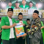 Penyerahan bibit secara simbolis oleh Ahmad Syafi'i kepada salah satu kader Ansor Jatirogo, Sahabat Mukhlis