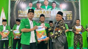 Penyerahan bibit secara simbolis oleh Ahmad Syafi'i kepada salah satu kader Ansor Jatirogo, Sahabat Mukhlis